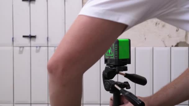 Händerna Tiler Inställning Elektronisk Lasernivå För Att Lägga Vit Keramik — Stockvideo