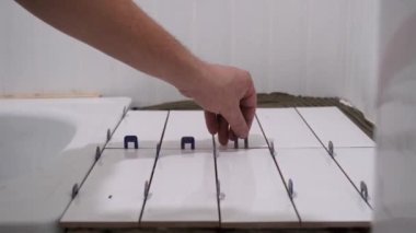 Duvara seramik seramik seramik seramik seramik seramik döşemişler.