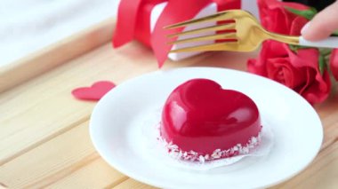 Sevgililer Günü. Kalp şeklinde jöleli sevgililer günü pastası ve tahta tepside kahve.