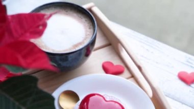 Sevgililer Günü. Kalp şeklinde jöleli sevgililer günü pastası ve tahta tepside kahve.