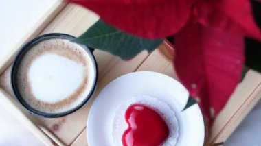 Sevgililer Günü. Kalp şeklinde jöleli sevgililer günü pastası ve tahta tepside kahve.