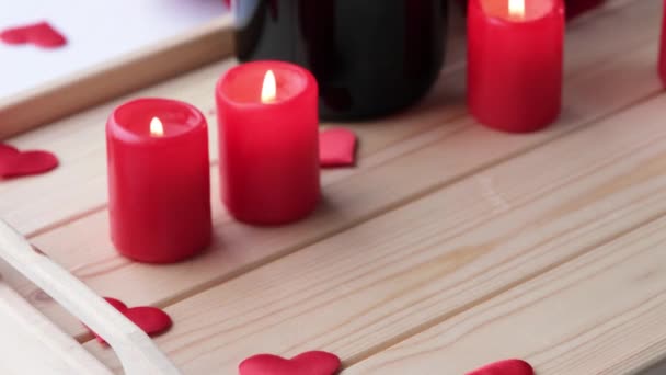 Walentynki Kobieta Ręka Wprowadzenie Pudełko Czerwoną Wstążką Drewnianej Tacy — Wideo stockowe