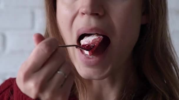 Dia Dos Namorados Mulher Comendo Coração Gelatinoso Vidrado Valentine Cake — Vídeo de Stock