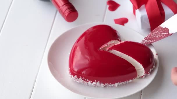 Unerkennbare Frau Schneidet Herzförmige Glasierte Valentinstorte Weißer Holztisch — Stockvideo