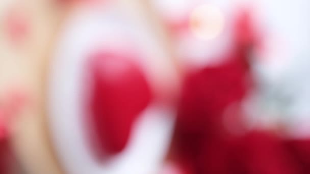 Valentijnsdag Hartvormige Confetti Vallen Witte Houten Tafel Versierd Voor Valentijnsdag — Stockvideo