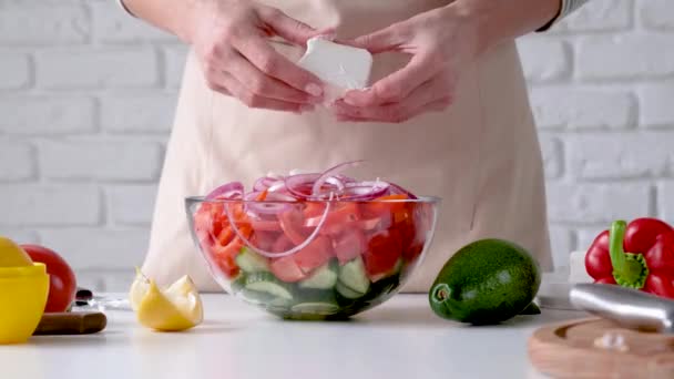 Kochprozess Von Griechischem Salat Frau Schneidet Gemüse Und Fügt Oliven — Stockvideo