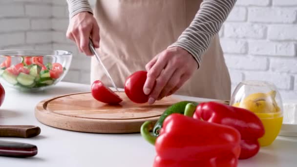 Görög Saláta Főzés Folyamata Női Kéz Vágás Zöldségek Hozzá Olajbogyó — Stock videók