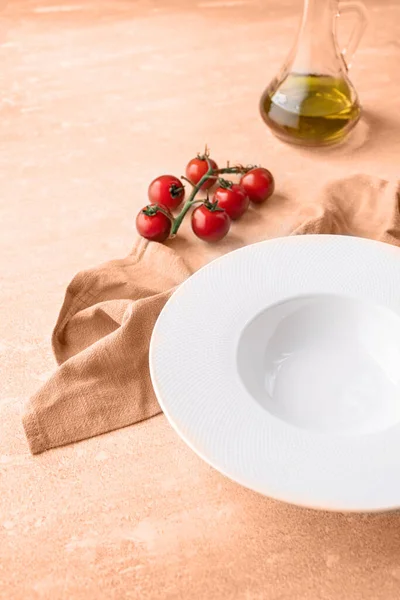 2024 yılının rengi: Şeftali tüyü. Tipik İtalyan yemeği tabağı. Makarna ya da çorba servis etmek için boş tabak.