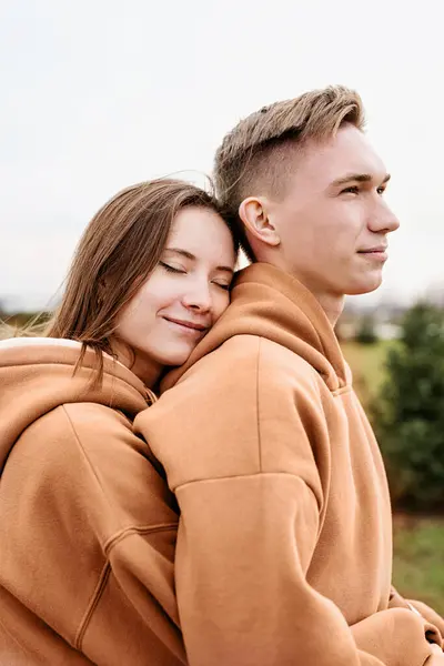 2024年の色 ピーチファズ バレンタインデー トレンディな色の桃のファズのスウェットを身に着けている若い愛するカップル ストック画像