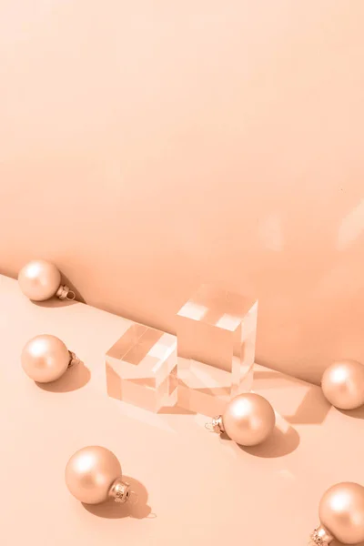 2024年的颜色 Peach Fuzz 玻璃走道 用于展示产品和化妆品 具有产品舞台的展示柜 模型设计 季节性 图库图片