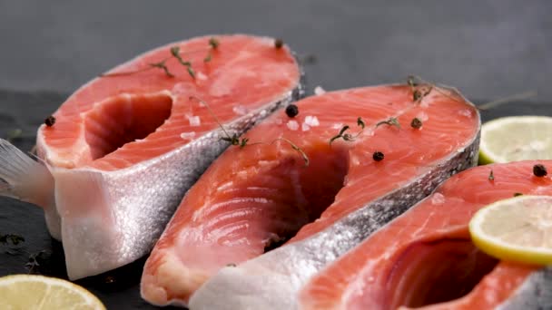 Garam Jatuh Steak Salmon Mentah Dengan Rempah Rempah Dan Lemon — Stok Video