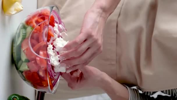Mujer Añadiendo Queso Feta Tazón Ensalada Griega — Vídeos de Stock