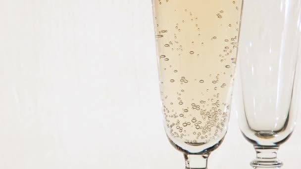 Шампанское Наливается Стакан Изолированный Белом Фоне — стоковое видео