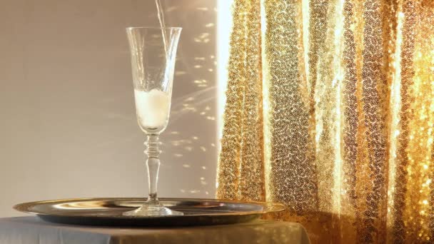 Шампанское Наливается Стакан Изолированный Белом Фоне — стоковое видео