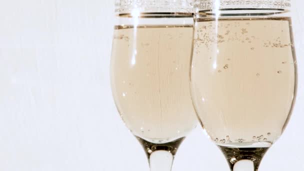 Champagne Gieten Een Glas Geïsoleerd Witte Achtergrond — Stockvideo