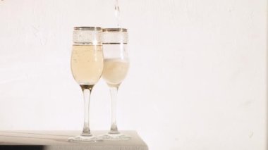 Beyaz arka plan üzerinde izole bir bardak içine dökme şampanya
