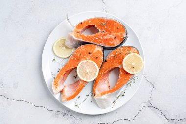 Limonlu balık alabalığı ve çimento arka planında kopya alanı olan baharatlar