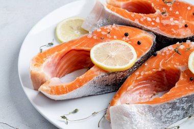 Limonlu balık alabalığı ve çimento arka planında kopya alanı olan baharatlar