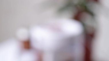 Isıtma döneminde hava nemlendiricisinden çıkan buhar, ev bitkileriyle çevrili. Bitki bakımı. Apartmanda nem artıyor..