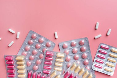 Pembe arka planda kabarcıkları olan düz konum, boşluğu kopyala