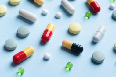 Mavi arka planda farklı haplar, düz yatış