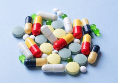 Mavi arka plan, düz yatış üzerine farklı haplar yığını