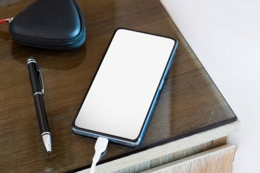 Seyahat konsepti. Bavulunu otel odasında, yatağın üzerinde açtı. Akıllı telefon ekran modeli.