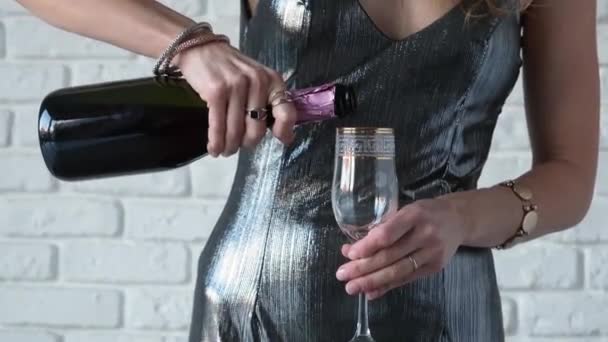 Koncepcja Napojów Alkoholowych Kobieta Sukience Koktajlowej Wlewa Szampana Różanego Szklanego — Wideo stockowe