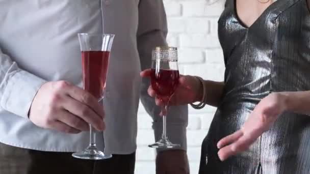 Conceito Bebidas Alcoólicas Homem Mulher Irreconhecível Brindar Com Champanhe Vermelho — Vídeo de Stock