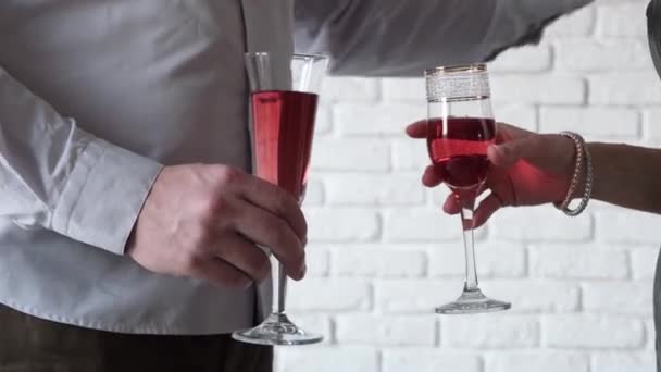 Концепция Алкогольных Напитков Неузнаваемые Мужчина Женщина Тост Красным Шампанским Белый — стоковое видео