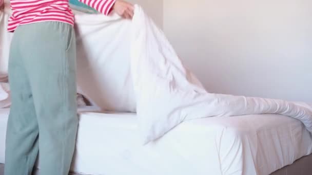 女人在家里换床单 — 图库视频影像