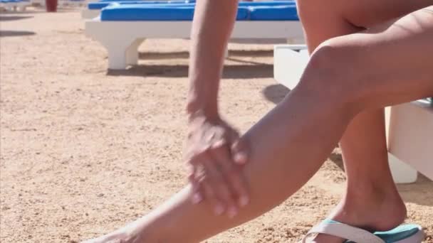Kadın Cildini Güneş Kremiyle Ultraviyole Işınlardan Koruyor Kadın Plajda Fotokopi — Stok video