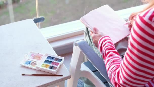 Dibuja Cuaderno Bocetos Vista Trasera Una Mujer Dibujando Cuaderno Bocetos — Vídeos de Stock