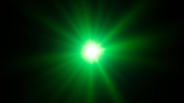 Lens fişeklerinin ışık etkisi. Işıldayan yeşil ışık efekti 