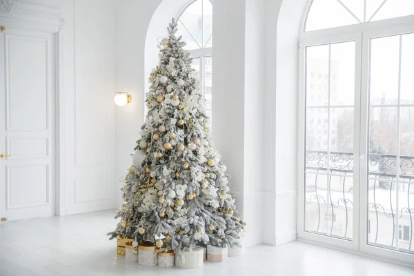 Nieuwjaarsboom Klassieke Kerst Nieuwjaar Ingerichte Kamer Kerstboom Met Roze Versieringen — Stockfoto