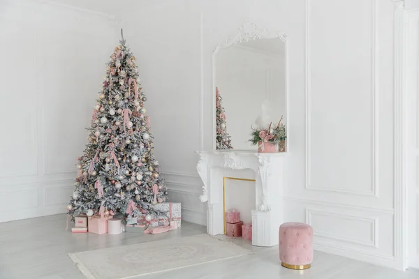 新年树 经典圣诞佳节装饰房间 圣诞树上有粉色装饰 平安夜在家里 — 图库照片