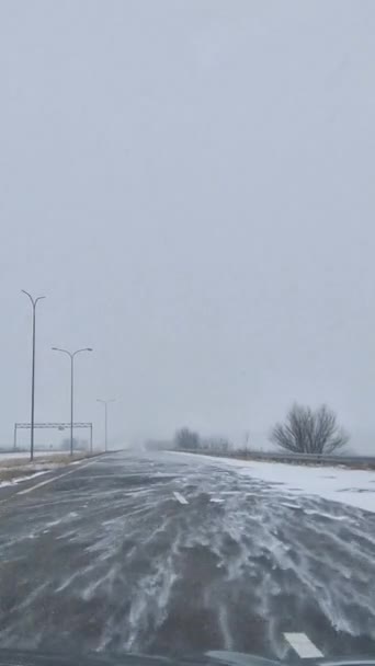 Navigatie Een Besneeuwde Snelweg Winter Overdag Sneeuwstorm Winterreis — Stockvideo