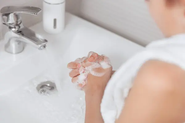 Gençlerin kişisel bakımı: tuvalette ferahlatıcı bir an