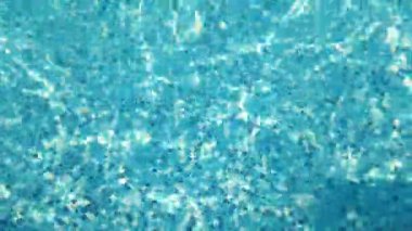 Bu video, havuzun yüzeyindeki güneş ışığının güzel, pırıl pırıl yansımalarını yakalar. Suyun nazik hareketi rahatlatıcı ve büyüleyici bir etki yaratır. Görseller için mükemmeldir..