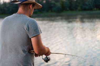 Nehirde balık tutan bir gencin sırtından vuruldu.