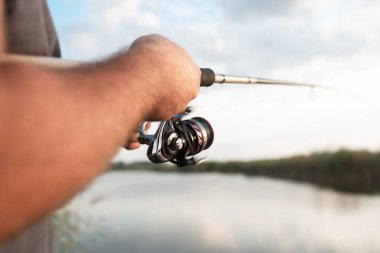 Balıkçı teknesi tutan adam elleri.