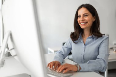 Çekici ve neşeli bir esmerin portresi masasında oturuyor.