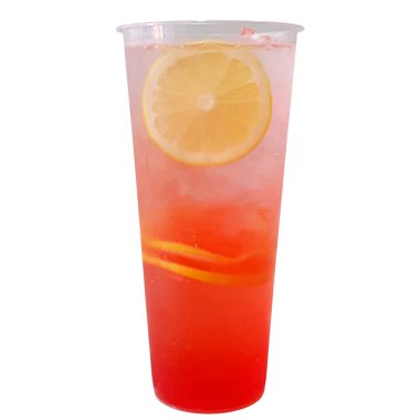Limon dilimleri ve buz küpleriyle kırmızı dut ya da pembe meyve limonatası. Uzun plastik bardakta taze sıkılmış limonata. Görüntüyü kapat, beyaz bir arkaplanda izole edilmiş. Soğuk içecek menüsü kavramı.
