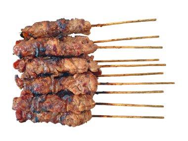 Izgara et şişleri kesme yolu olan beyaz arka planda izole edilmiş. Bir grup kızarmış domuz şiş kebap. Tavuk satay, Endonezya sokak yemeği..