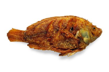 Kesme yolu ile beyaz arka planda izole edilmiş kızartılmış balık. Üst manzara, gölgeli yatıyordu. Tilapia ya da Ikan Nila Goreng kızartması..