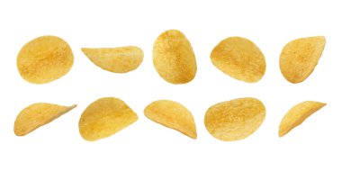Kırpma yolu ve koleksiyonu olan beyaz arkaplanda izole edilmiş patates cipsleri..