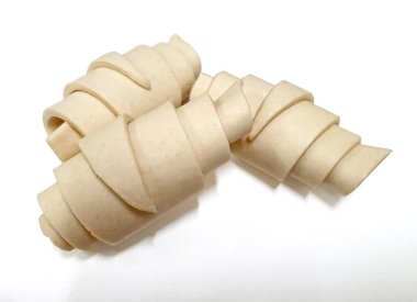 Beyaz arka planda izole edilmiş kruvasan hamuru pişirmeye hazır yarı bitmiş dondurulmuş stüdyo çekimlerini kapat. Kruvasan pişmemiş, pişirilmemiş geleneksel Fransız pastası. Boşluğu kopyala.