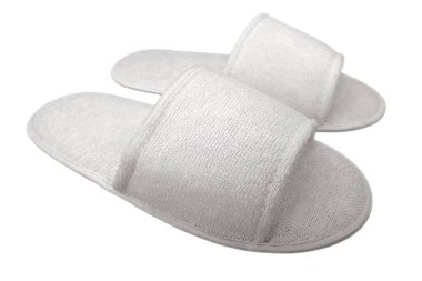 Beyaz rahat terlikler kesme yolu olan beyaz arka planda izole edilmiş. Beyaz bir ev ya da sandaletlere basıp kaplıca. Boş bir çift otel terliği, etiket yok, şablon logosu tasarımı.