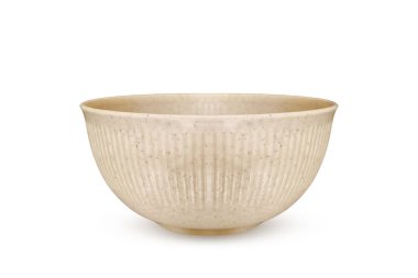 Noktalı ve süslemeli bej boş kase beyaz arka planda kırpma yolu ile izole edilmiş. Ön ya da yan görüş yakın. Gıda poster tasarımı için şablonu oluştur.