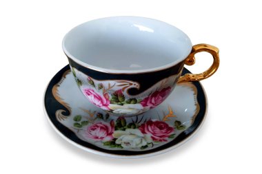 Boş antika çay fincanı seti kesme yolu olan beyaz arka planda izole edilmiş. Gül çiçekleri ve yakın plan altın desenli vintage bardak..